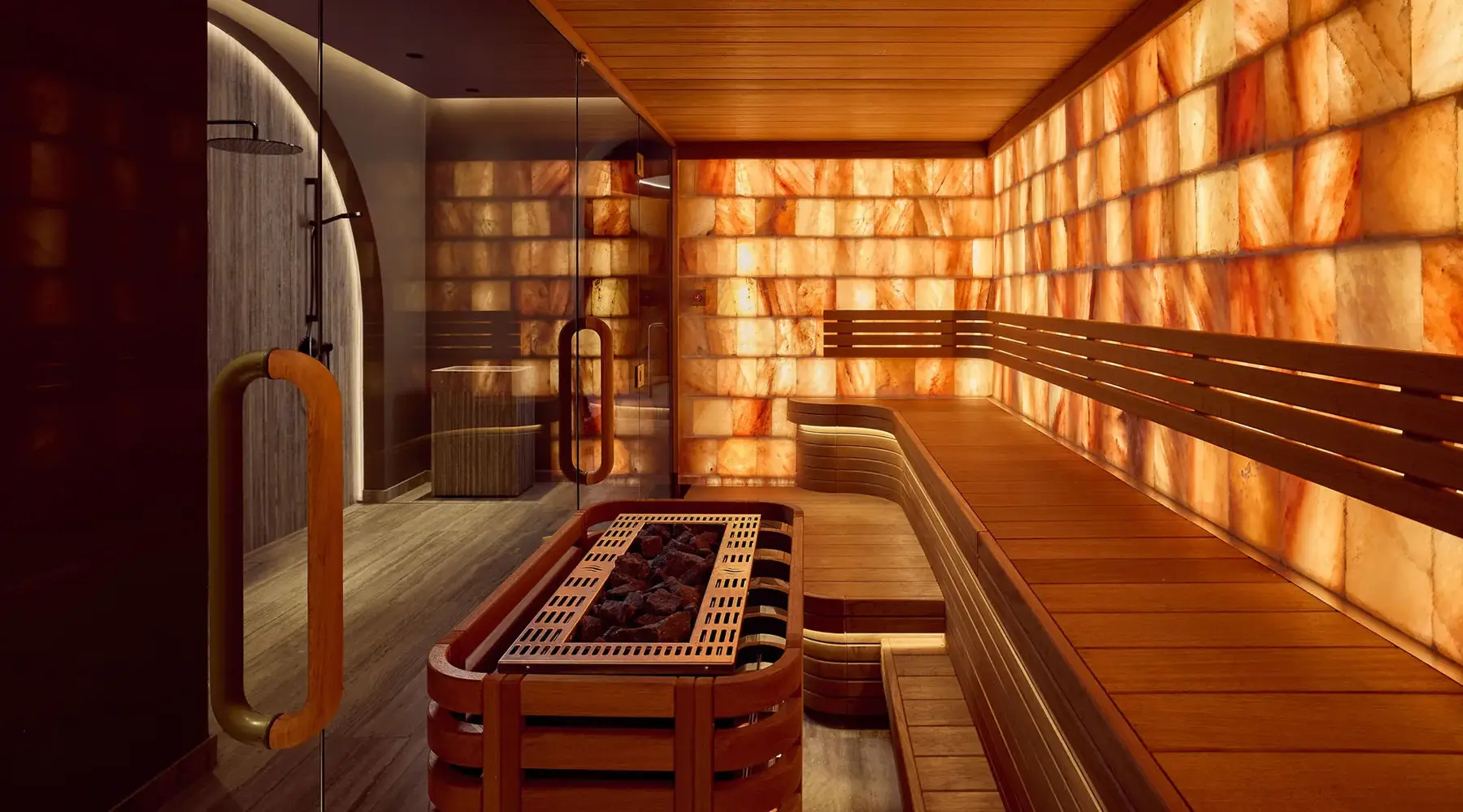 Sauna avec mur de pierres de sel à l'Hôtel Beveren.