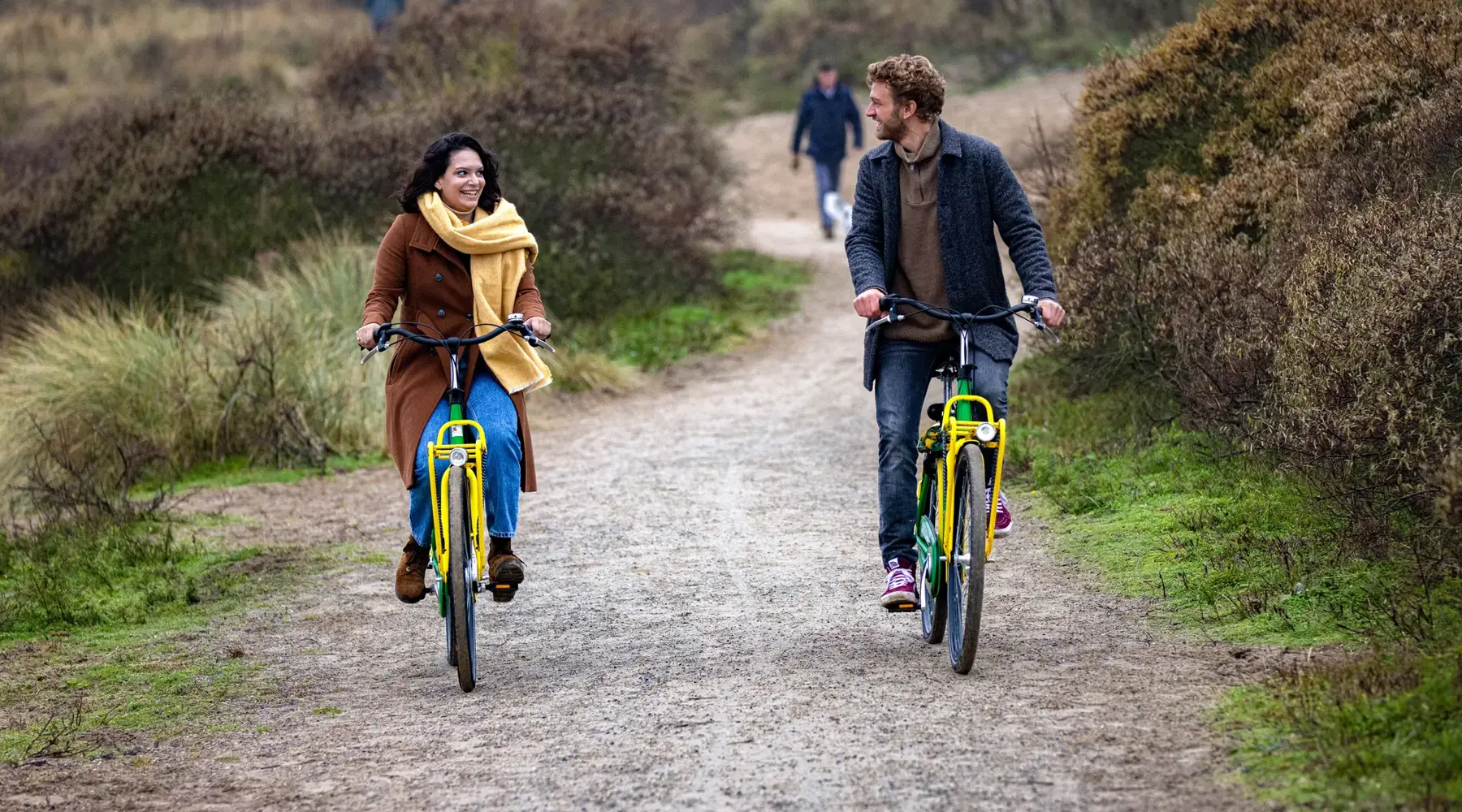 Le couple prend une pause après une balade à vélo.