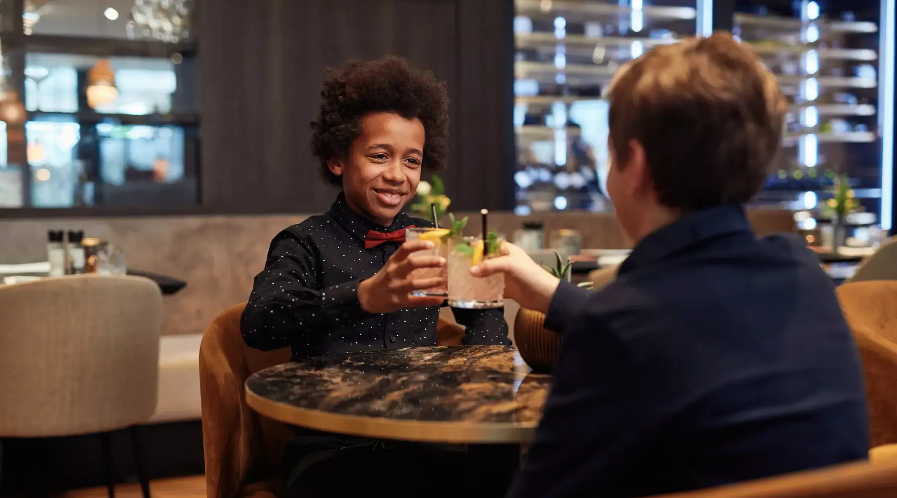 2 kinderen proosten
