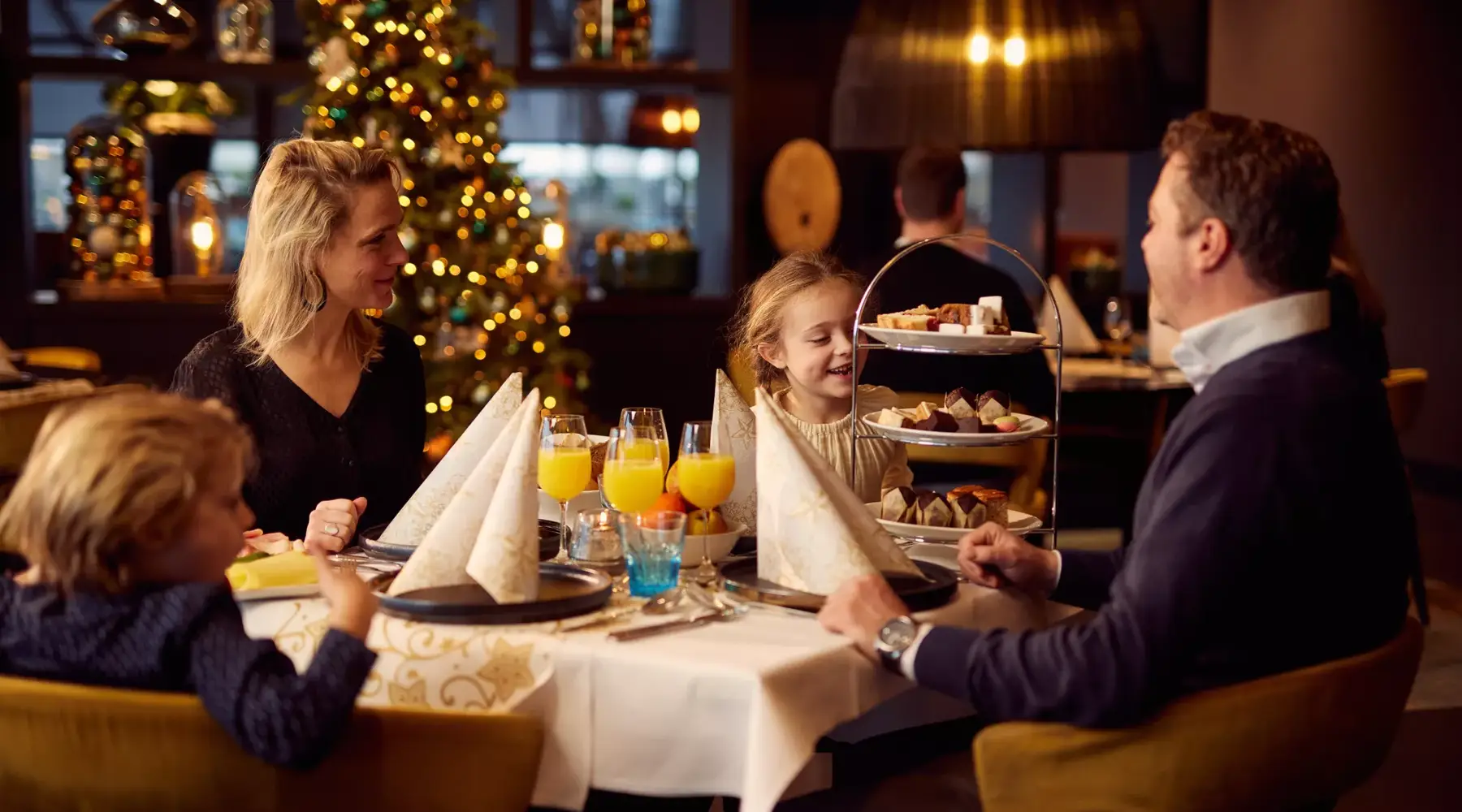 Gezin geniet samen van een kerstbrunch