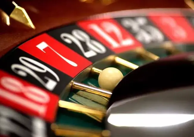 2 Personen auf einem E-Chopper