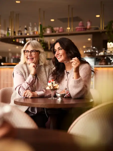 Mutter und Tochter in einem Van der Valk Restaurant