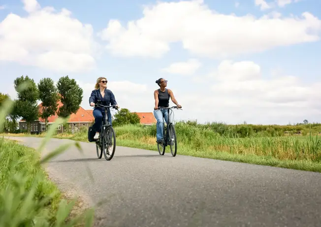 Twee vrouwen fietsen