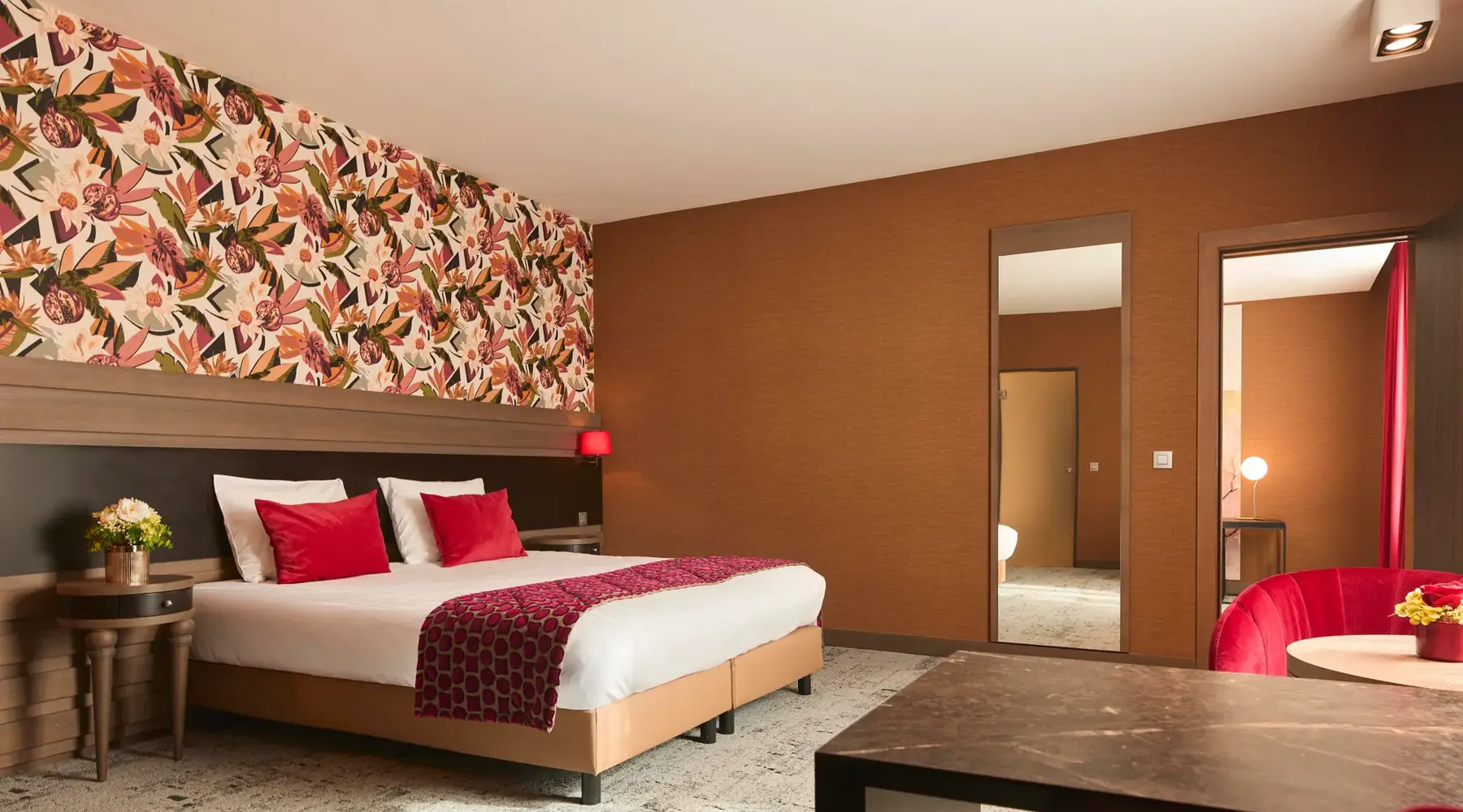 Chambre familiale moderne équipée d’une télévision à écran plat, pour un séjour agréable en famille à Liège.