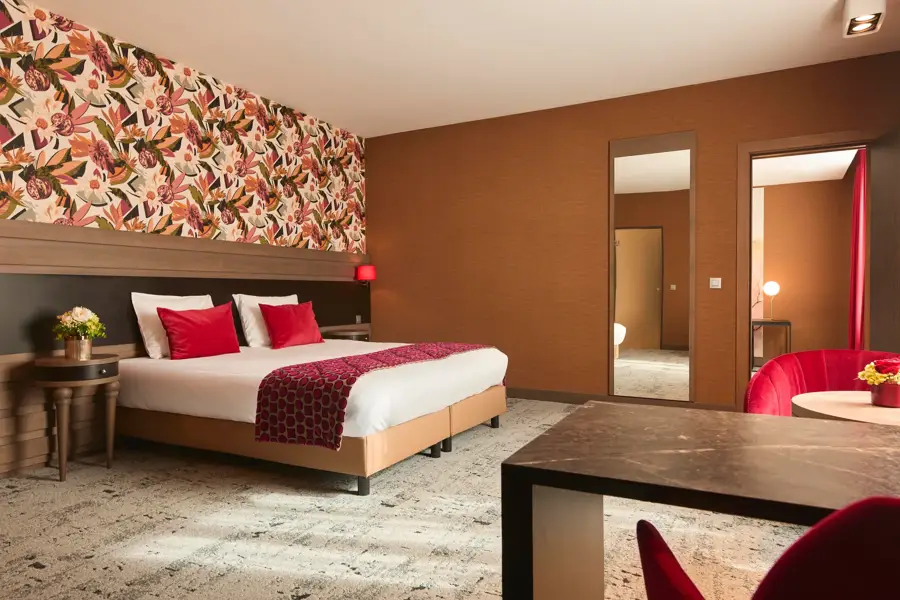 Chambre familiale moderne équipée d’une télévision à écran plat, pour un séjour agréable en famille à Liège.