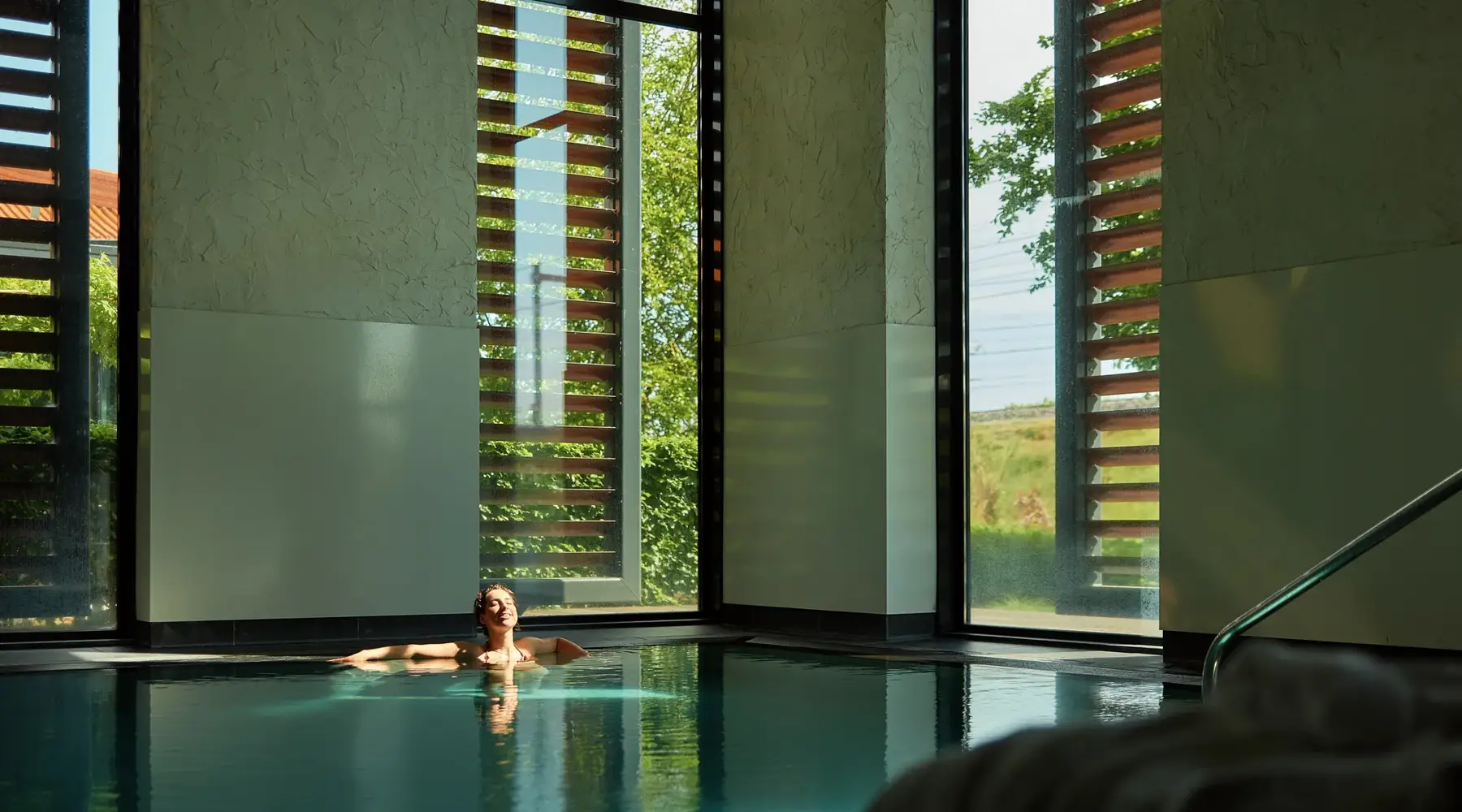 Vrouw geniet van de wellness in Hotel Breukelen