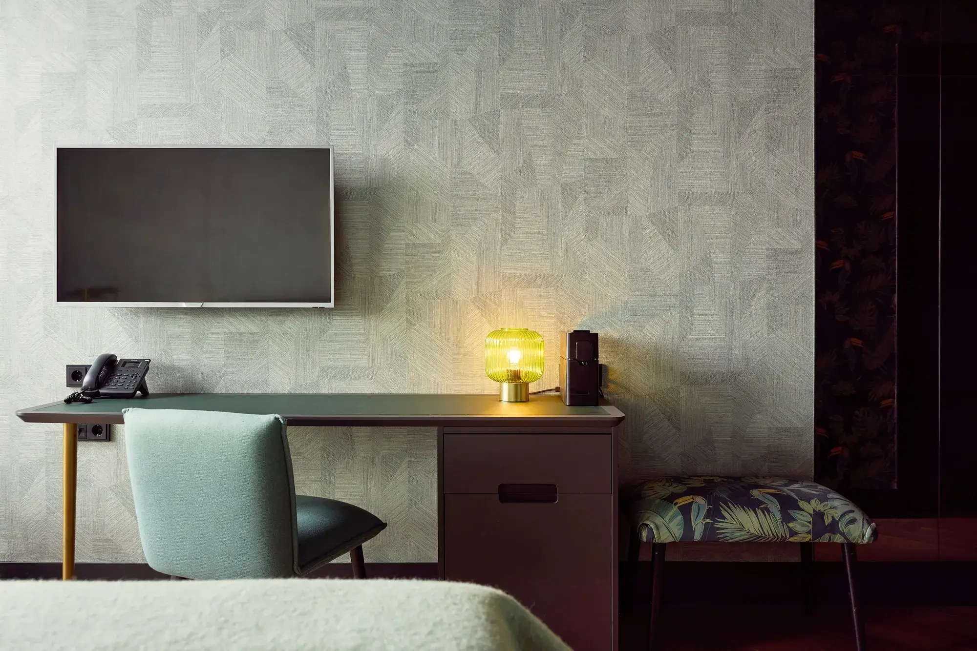 Comfort kamer met bureau en televisie