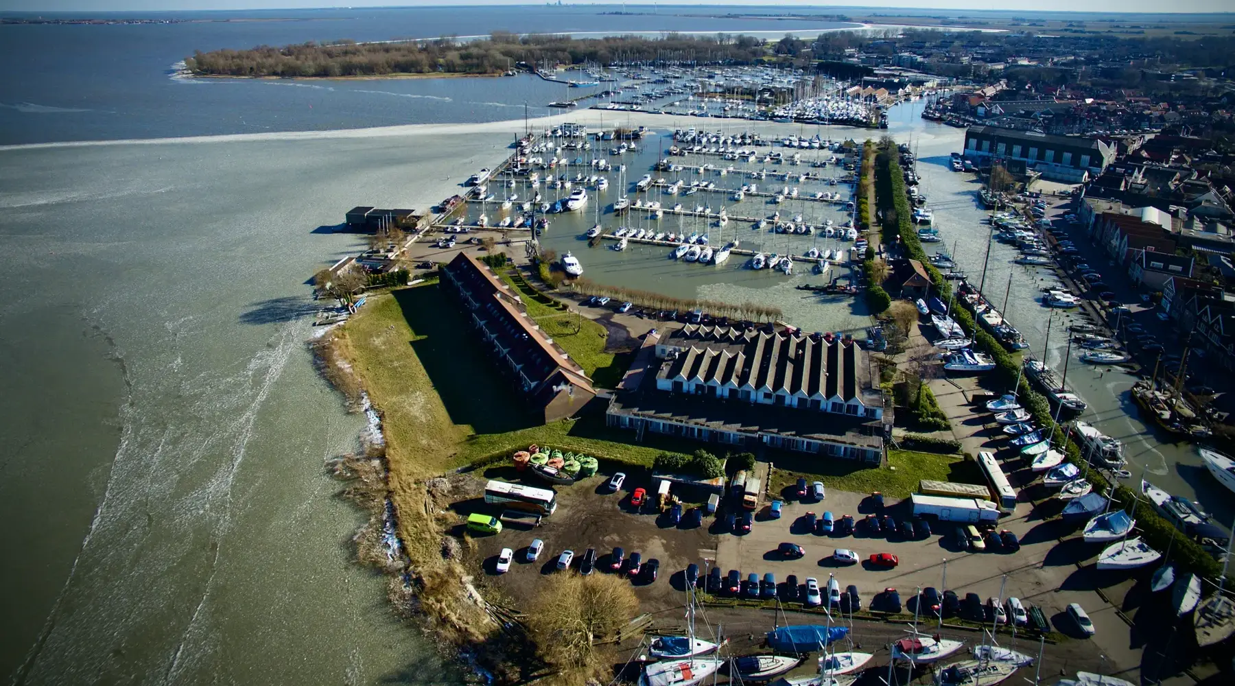 Een luchtfoto van de haven van Monnickendam