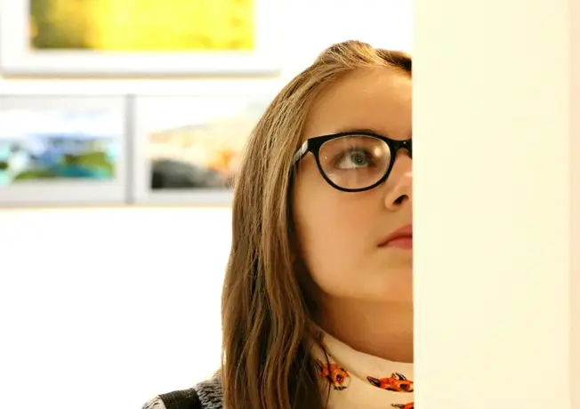 Mädchen schaut in einem Museum.