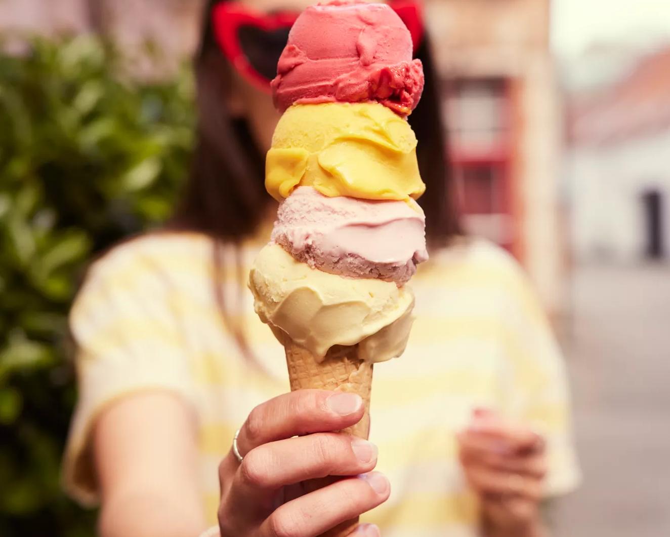 Meisje met een ijsje in Brugge