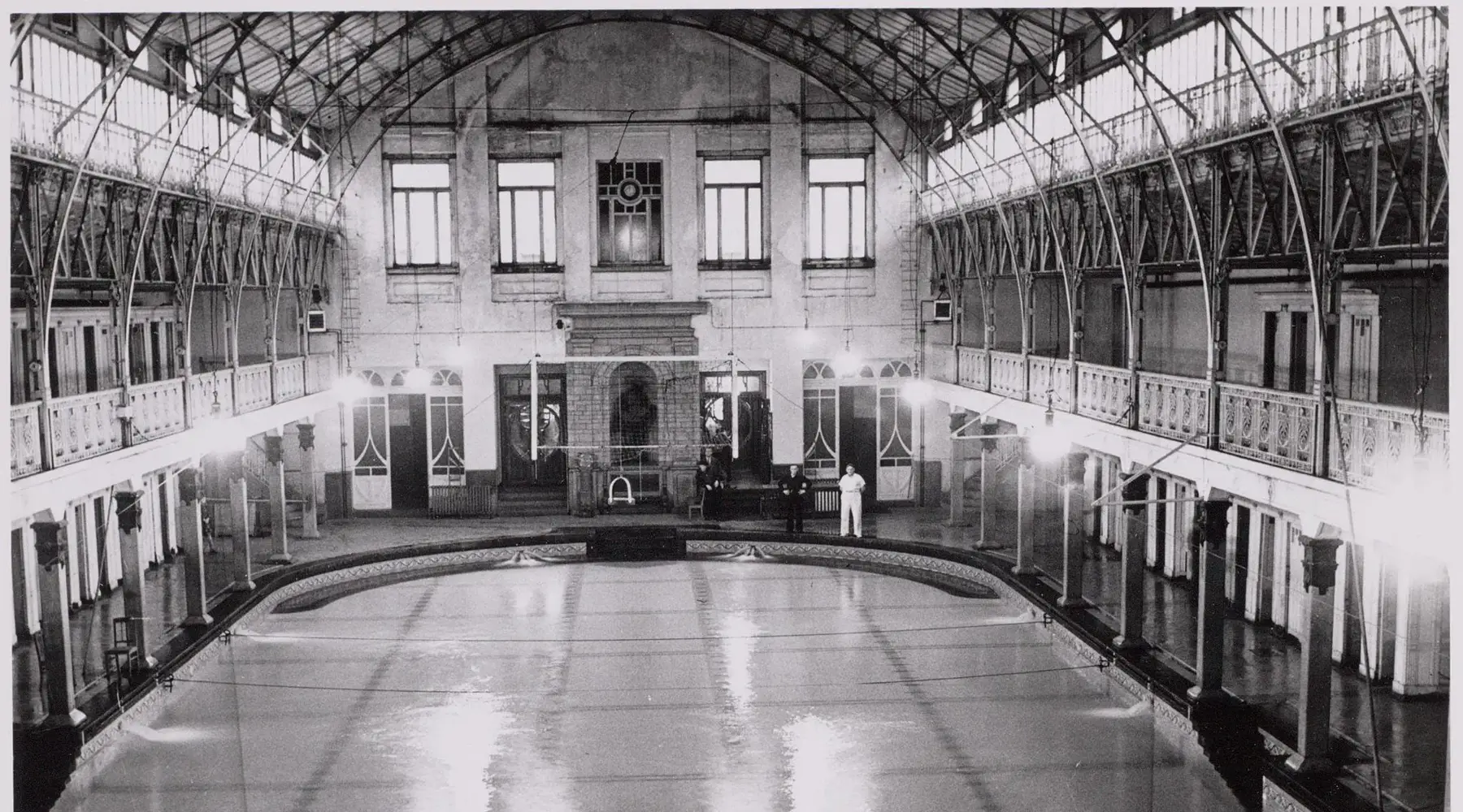 Het zwembad bij de opening is 1924 met prachtig metalen dak en houten kleedhokjes