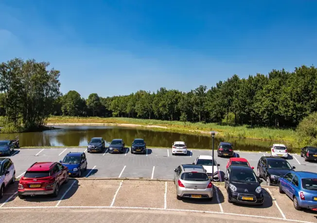 Mädchen, das ein Getränk einschenkt.