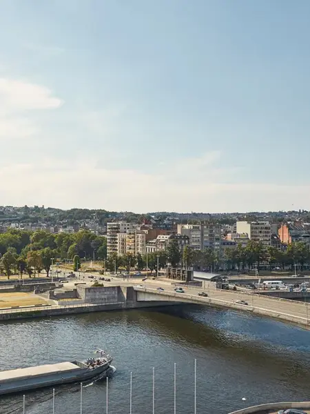 Vue sur la rivière et le centre de Liège