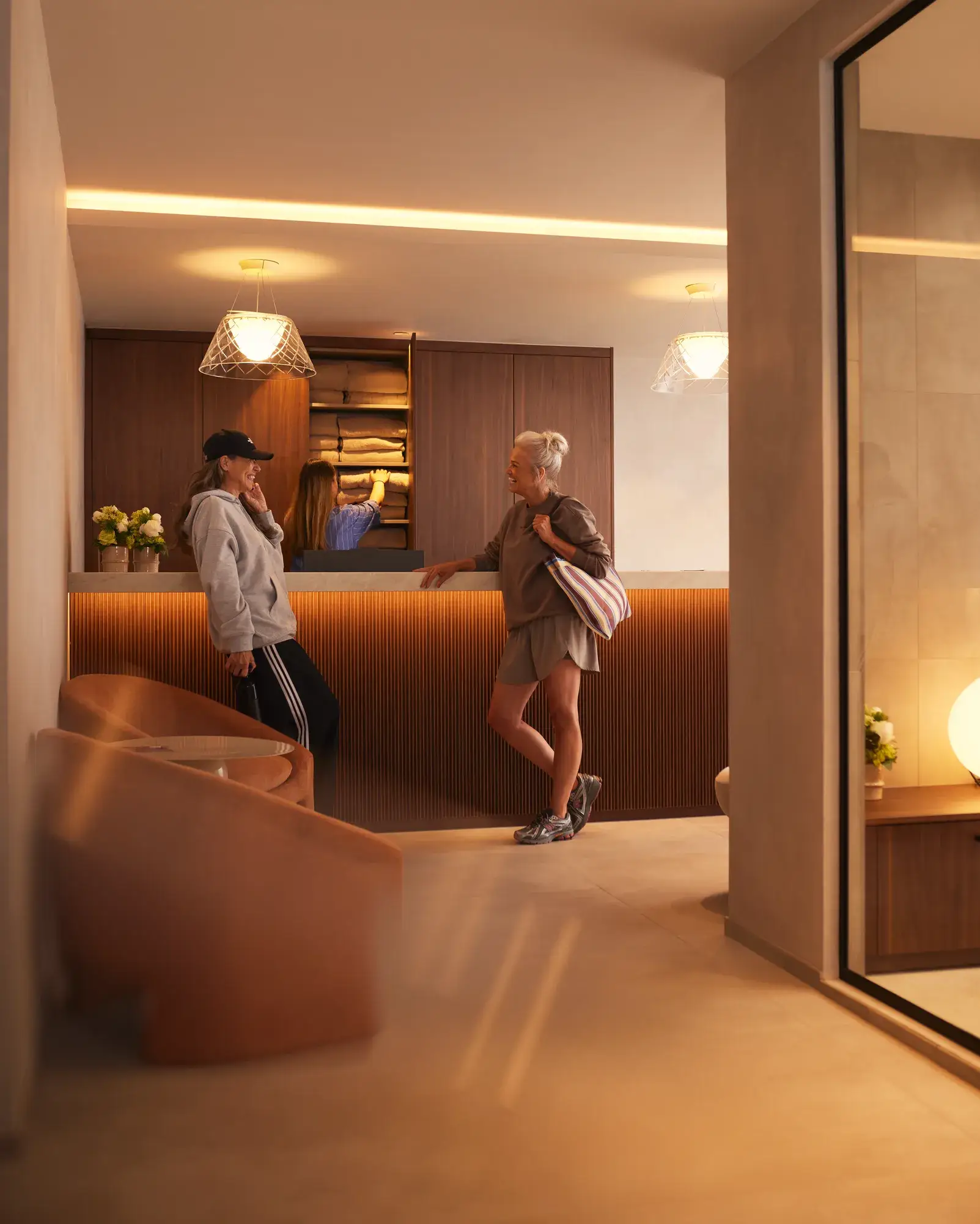 2 Frauen in Sportkleidung im Fitnessstudio eines Hotels