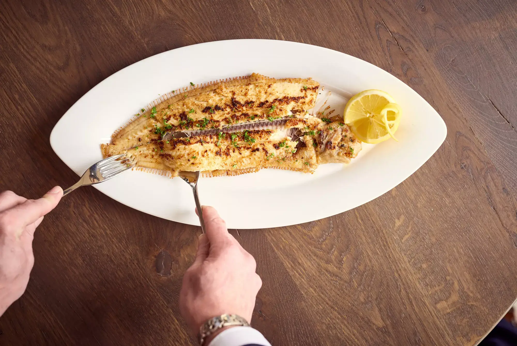North Sea sole fried in butter is filleted on a plate in Restaurant Vloed.