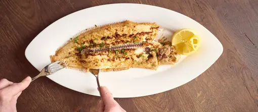 North Sea sole fried in butter is filleted on a plate in Restaurant Vloed.