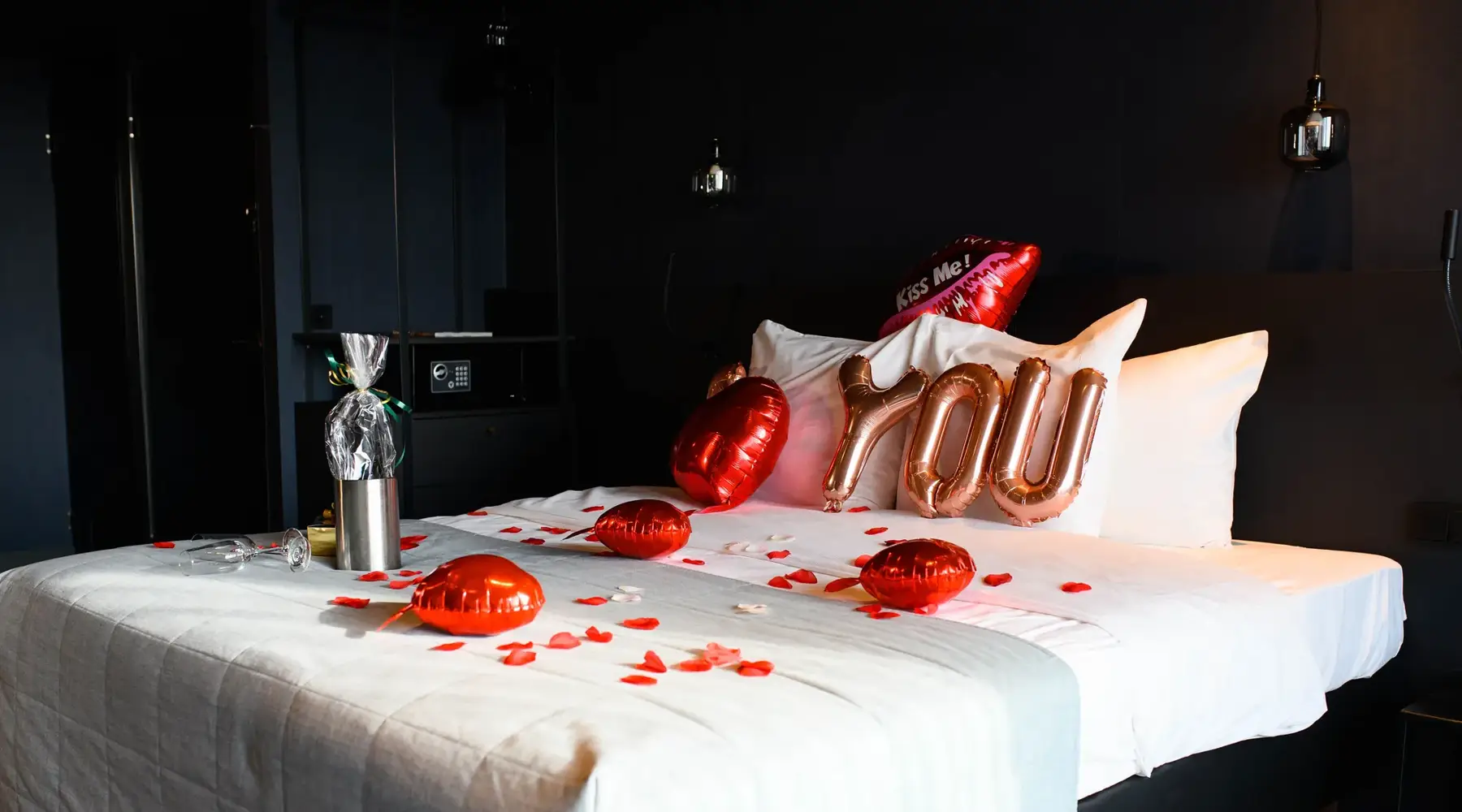 Romantik-Paket | Upgrade | Hotelzimmer | Herzen | Ballons | Rosenblätter
