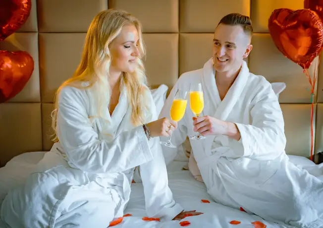 Valentijnsdag koppel op bed