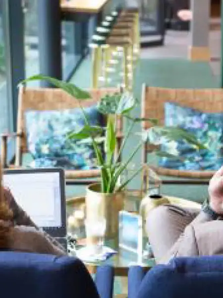 Menschen arbeiten bei 040 Seats & Offices.