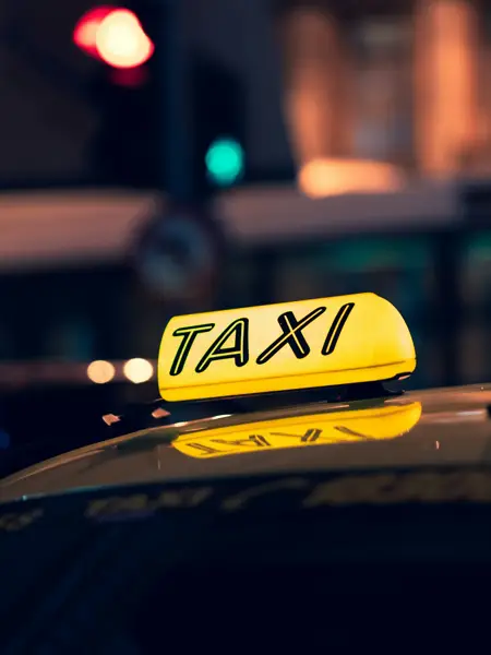 Een taxi bord op een auto