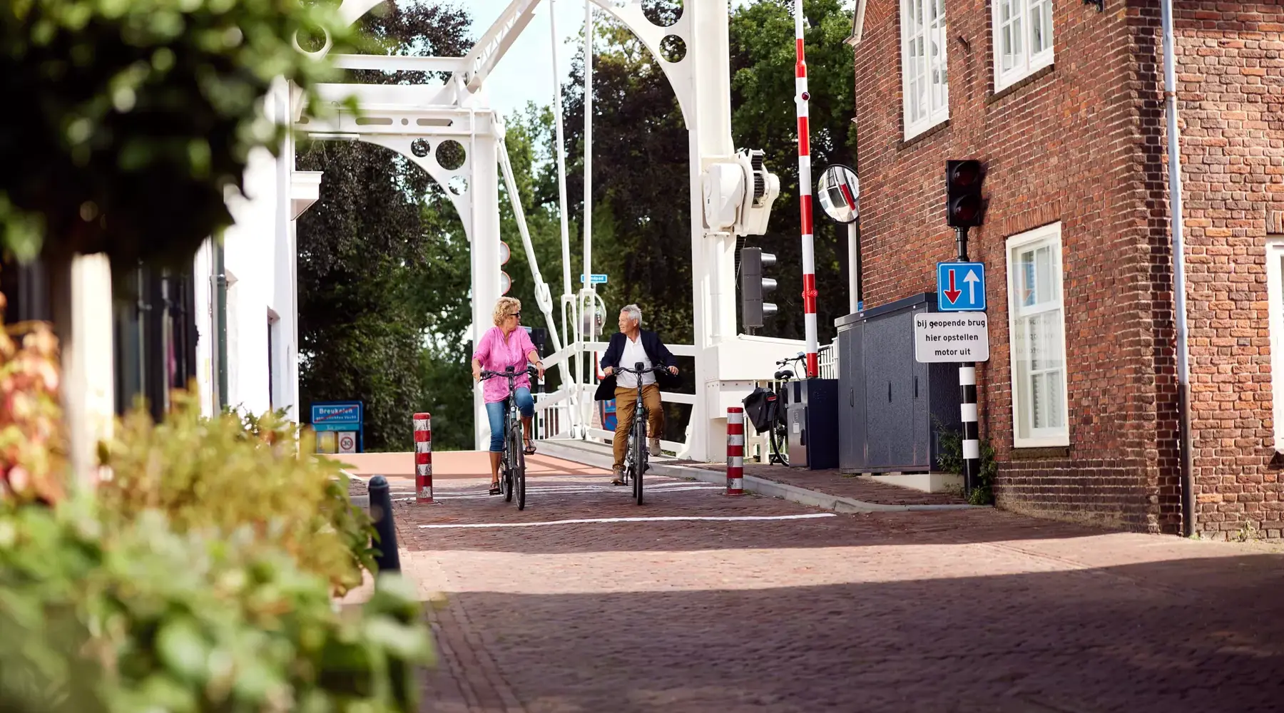 Koppel fietst in de omgeving van Hotel Breukelen