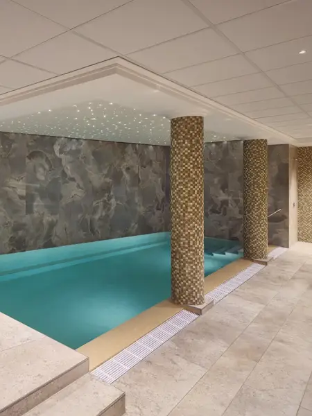 Das Schwimmbad und andere Einrichtungen