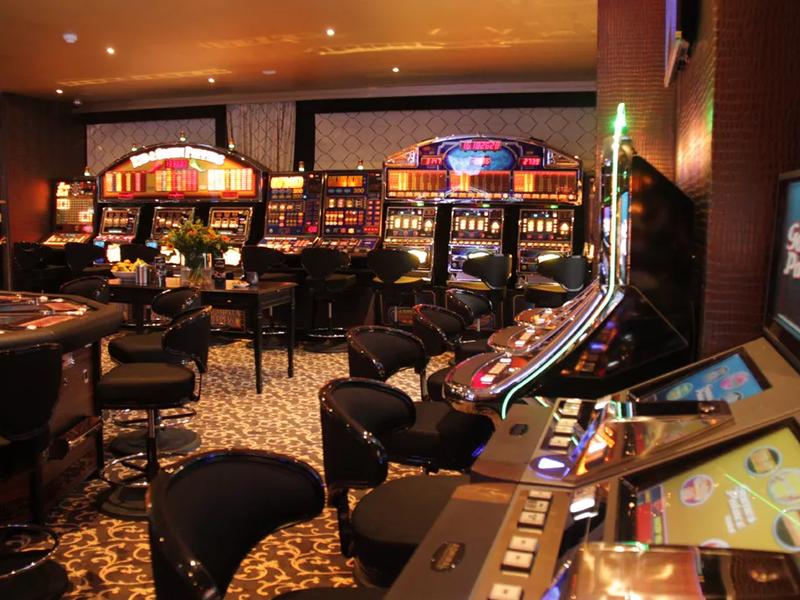 Speelzaal van Circus Gran Casino Tiel met gokkasten en een tafelspel