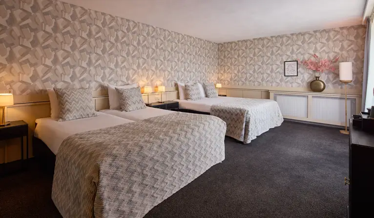 Comfort hotelkamer met twee tweepersoonsbedden, ideaal voor gezinnen of een verblijf met meerdere personen