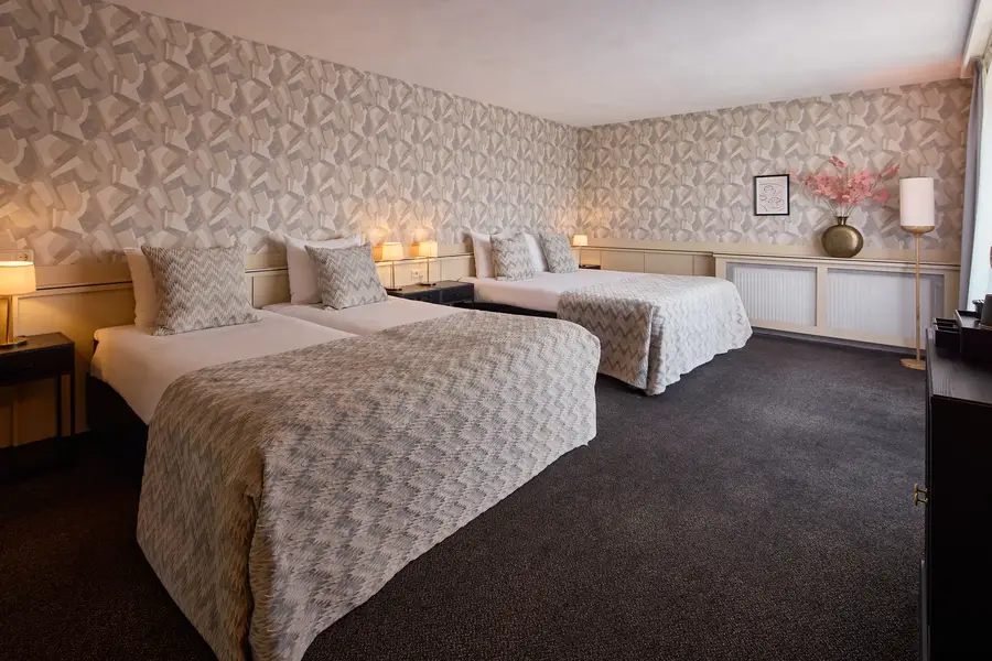 Comfort hotelkamer met twee tweepersoonsbedden, ideaal voor gezinnen of een verblijf met meerdere personen