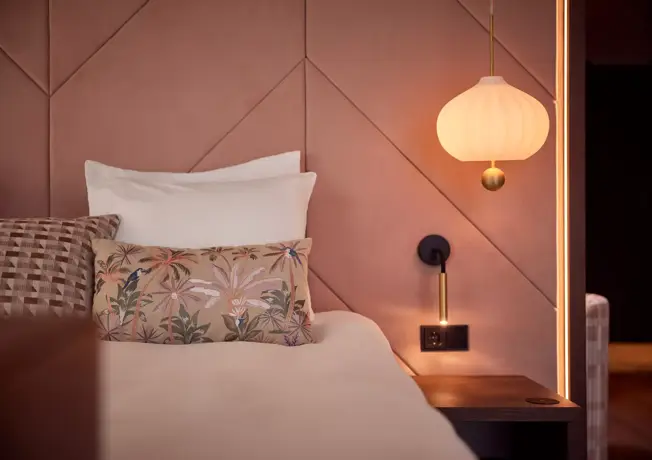 Bed in een hotelkamer