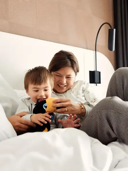 Mama und Sohn im Bett im Hotel Gent