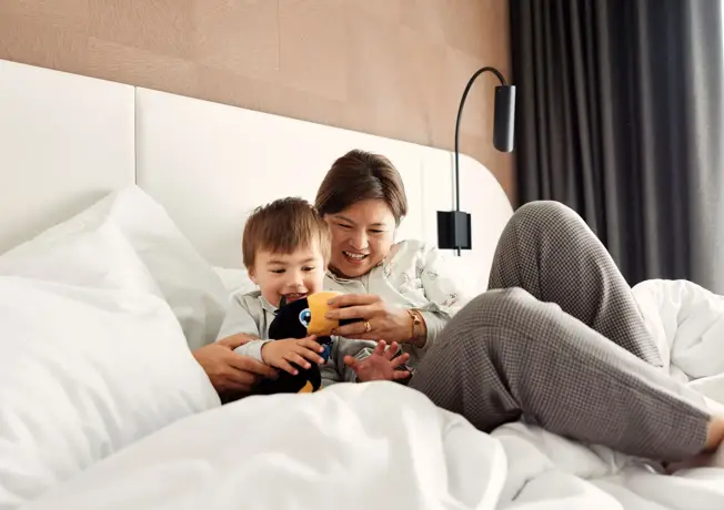 Mère avec enfant au lit