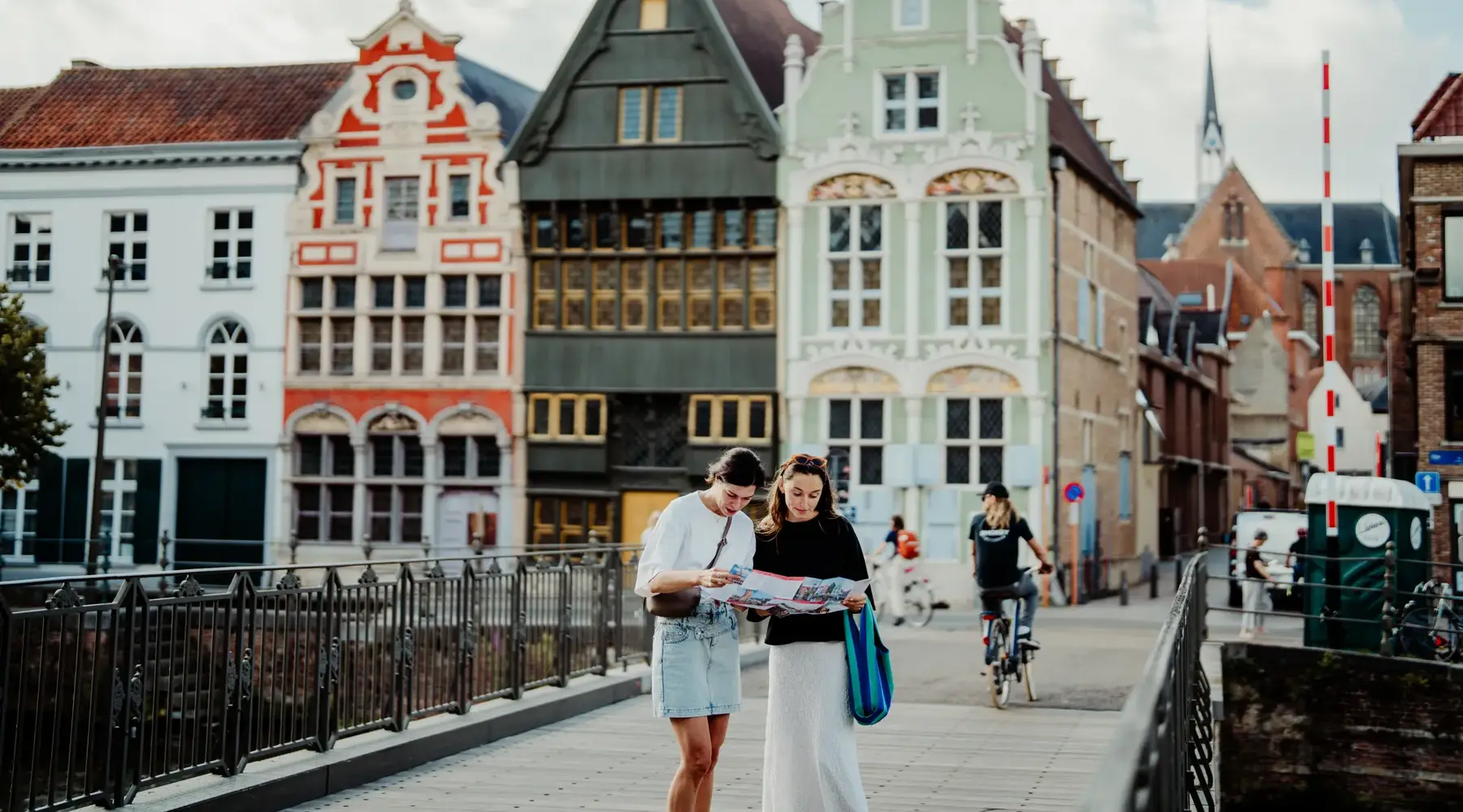 Frauen in Mechelen schauen auf die Karte.