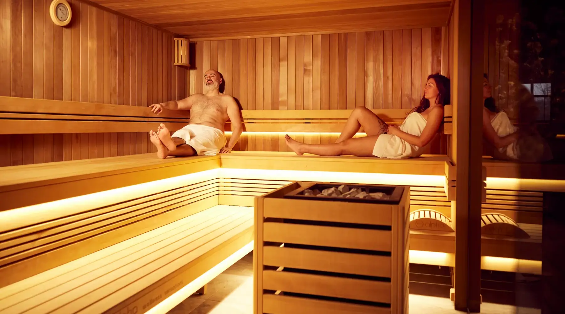 Paar genießt die Spa-Sauna in Mons – Entspannung, Wellness und erholsames Erlebnis für Erwachsene.