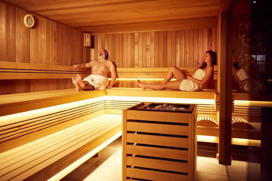 Koppel geniet van de spa-sauna in Mons – ontspanning, wellness en verkwikkende ervaring voor volwassenen.