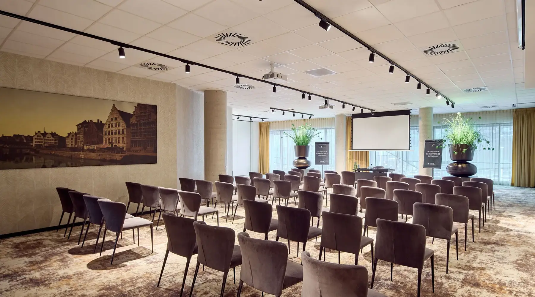 Der Graslei-Saal im Van der Valk Hotel Gent bietet in Theaterbestuhlung Platz für bis zu 150 Personen.