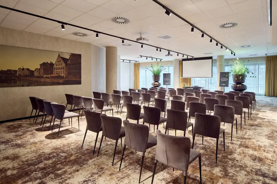 Der Graslei-Saal im Van der Valk Hotel Gent bietet in Theaterbestuhlung Platz für bis zu 150 Personen.