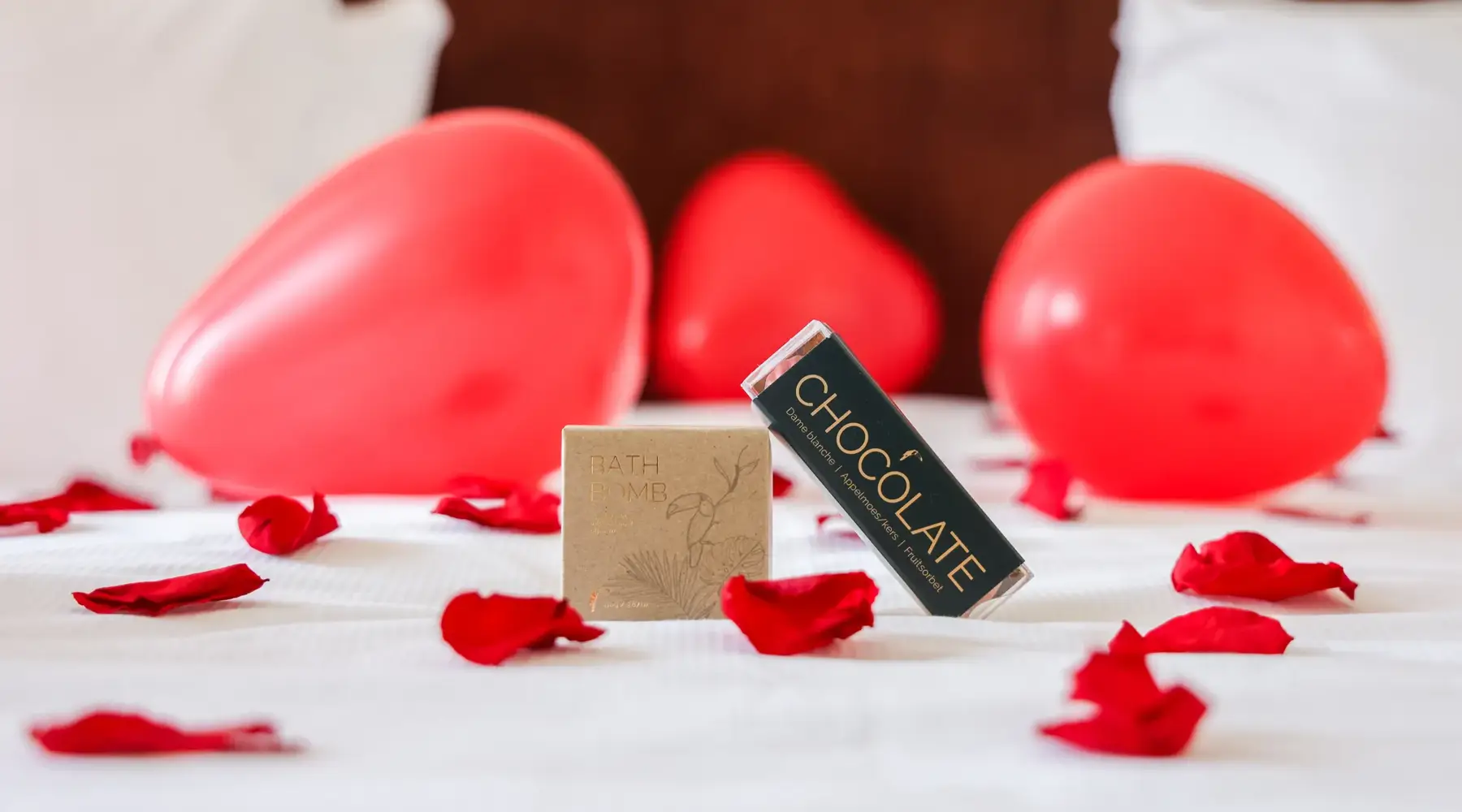 Luxe romantisch pakket met rozenblaadjes, ballonen, bruisbal en chocolaatjes