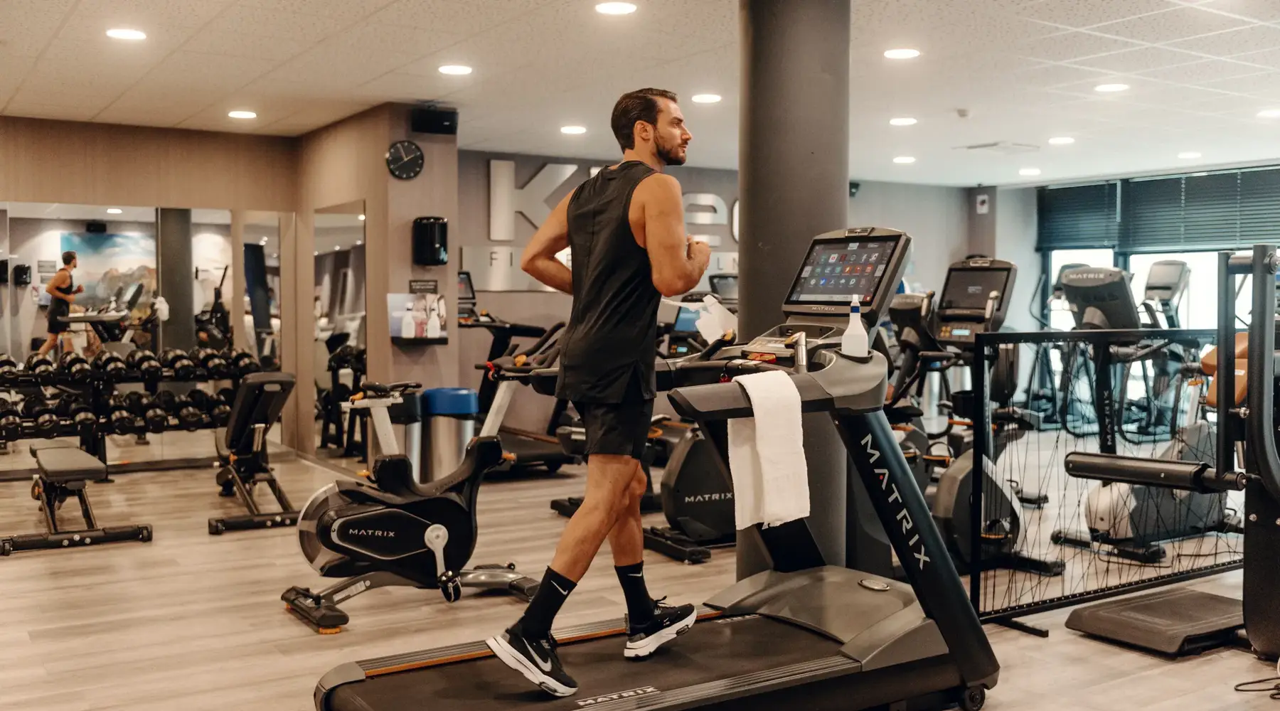Équipements de musculation et haltères professionnels dans la salle de fitness de l'hôtel Van der Valk Nivelles-Sud.