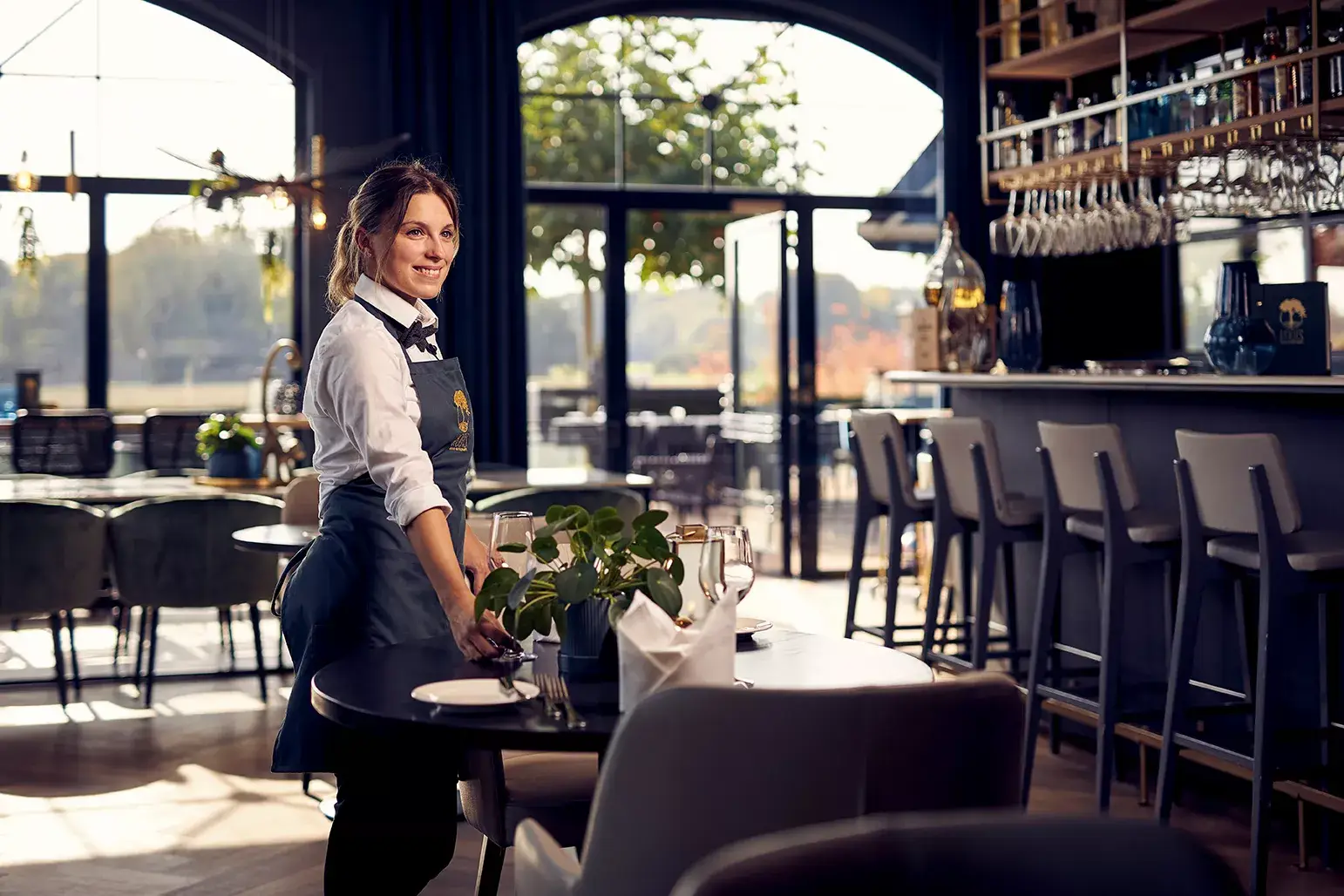 Medewerker in restaurant