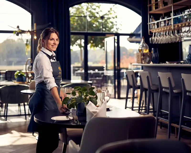 Medewerker in restaurant