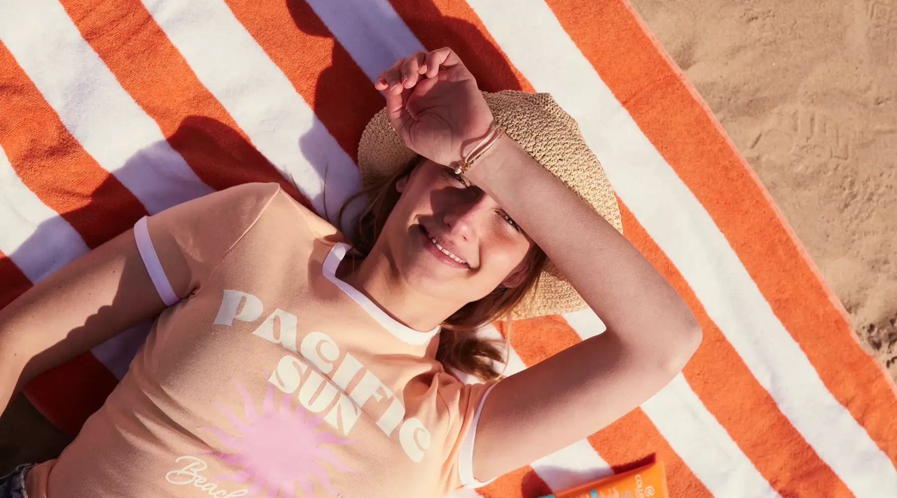 2 Mädchen auf einem Liegestuhl am Strand
