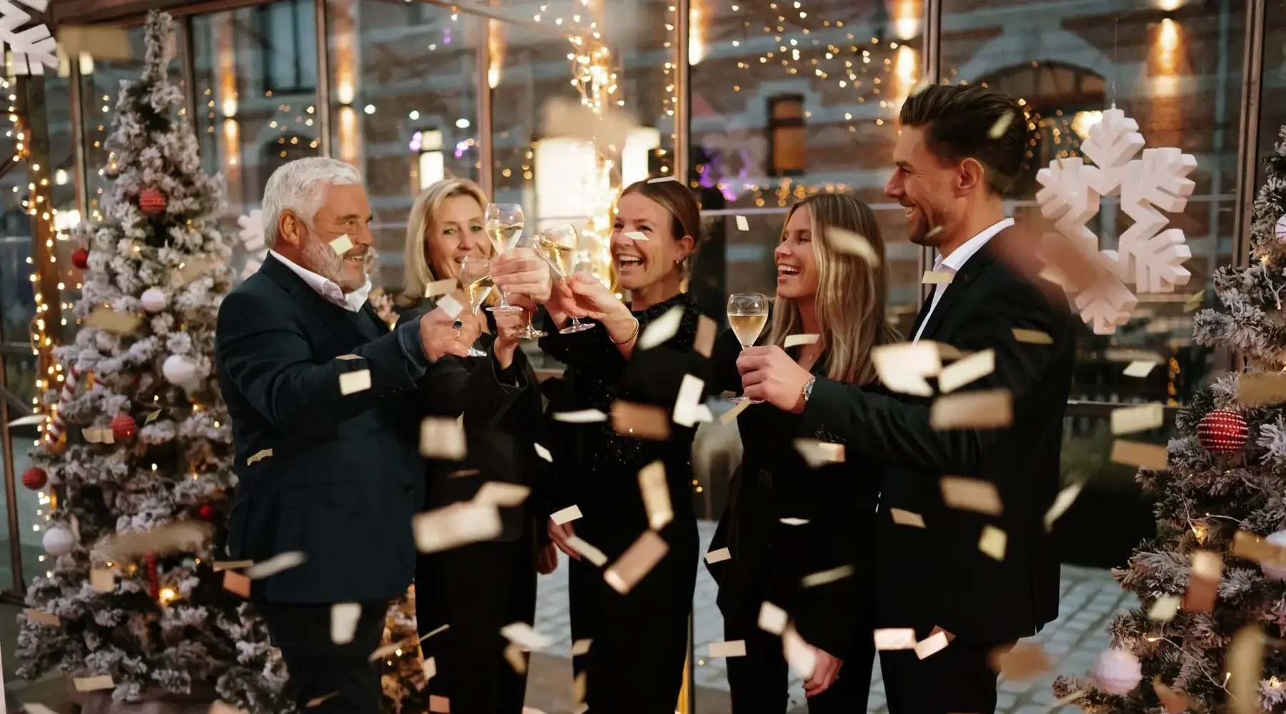 Familie Wohrmann met een glas champagne in de winterbar
