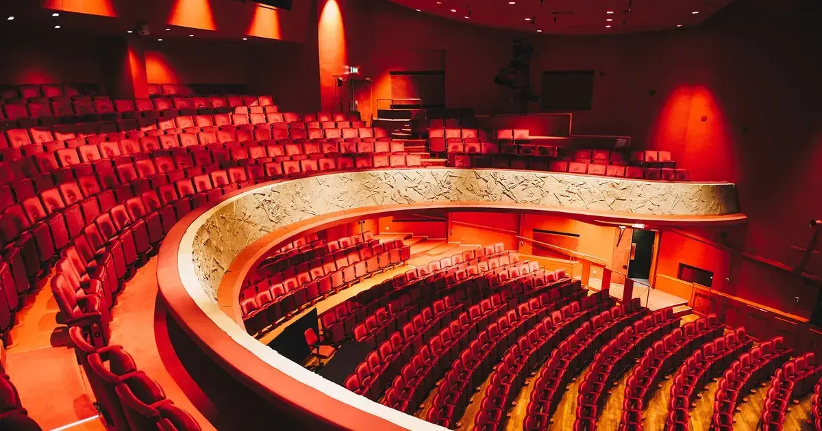 Ronde theaterzaal met rode stoelen in Theater Opheus