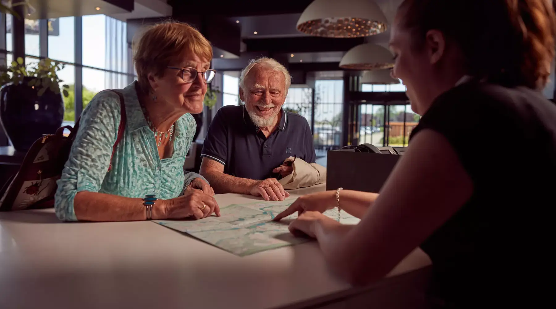 twee meiden in badjas en handdoeken 