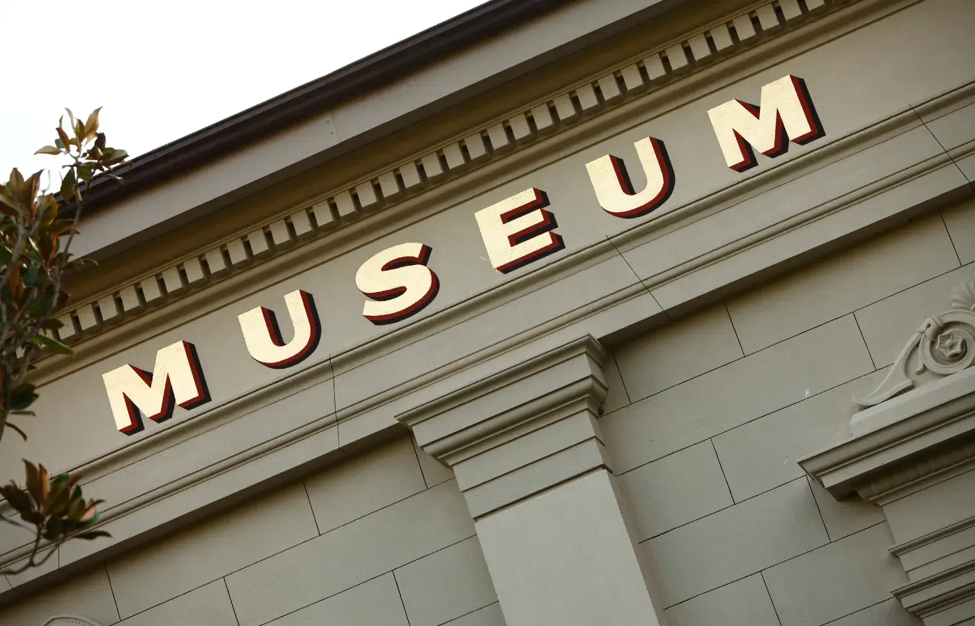 Museum letters op gebouw