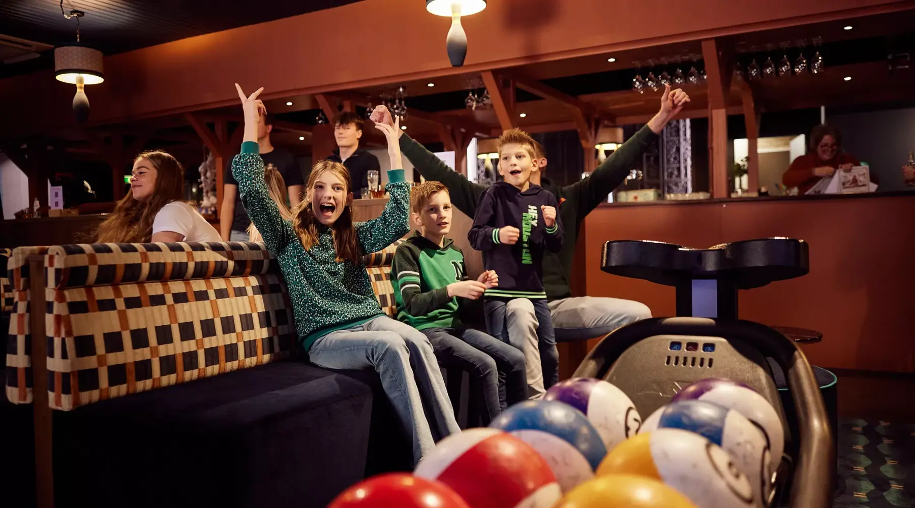 Juichende kinderen op de bowlingbaan