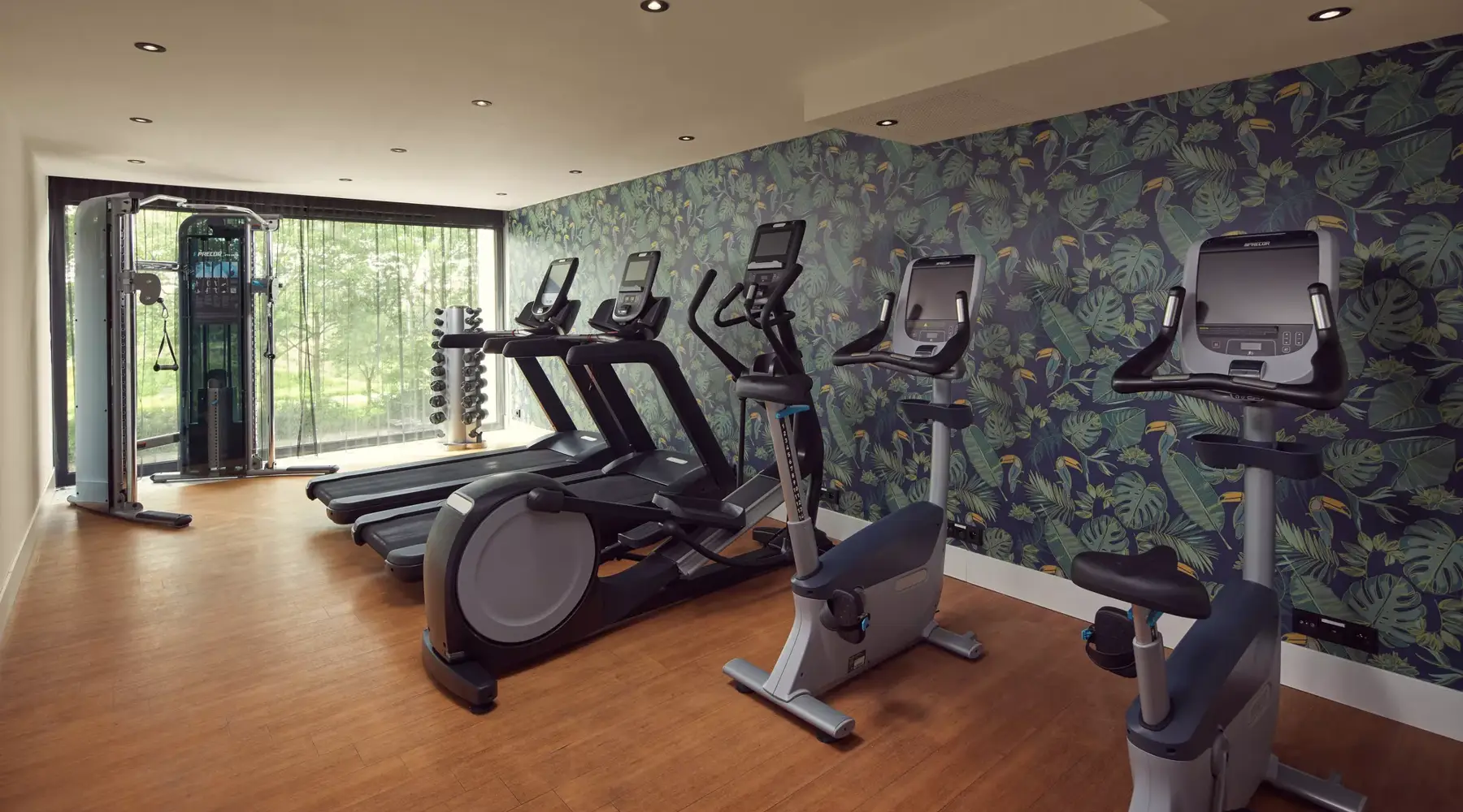 Fitness ruimte met fietsen en crossfit machine