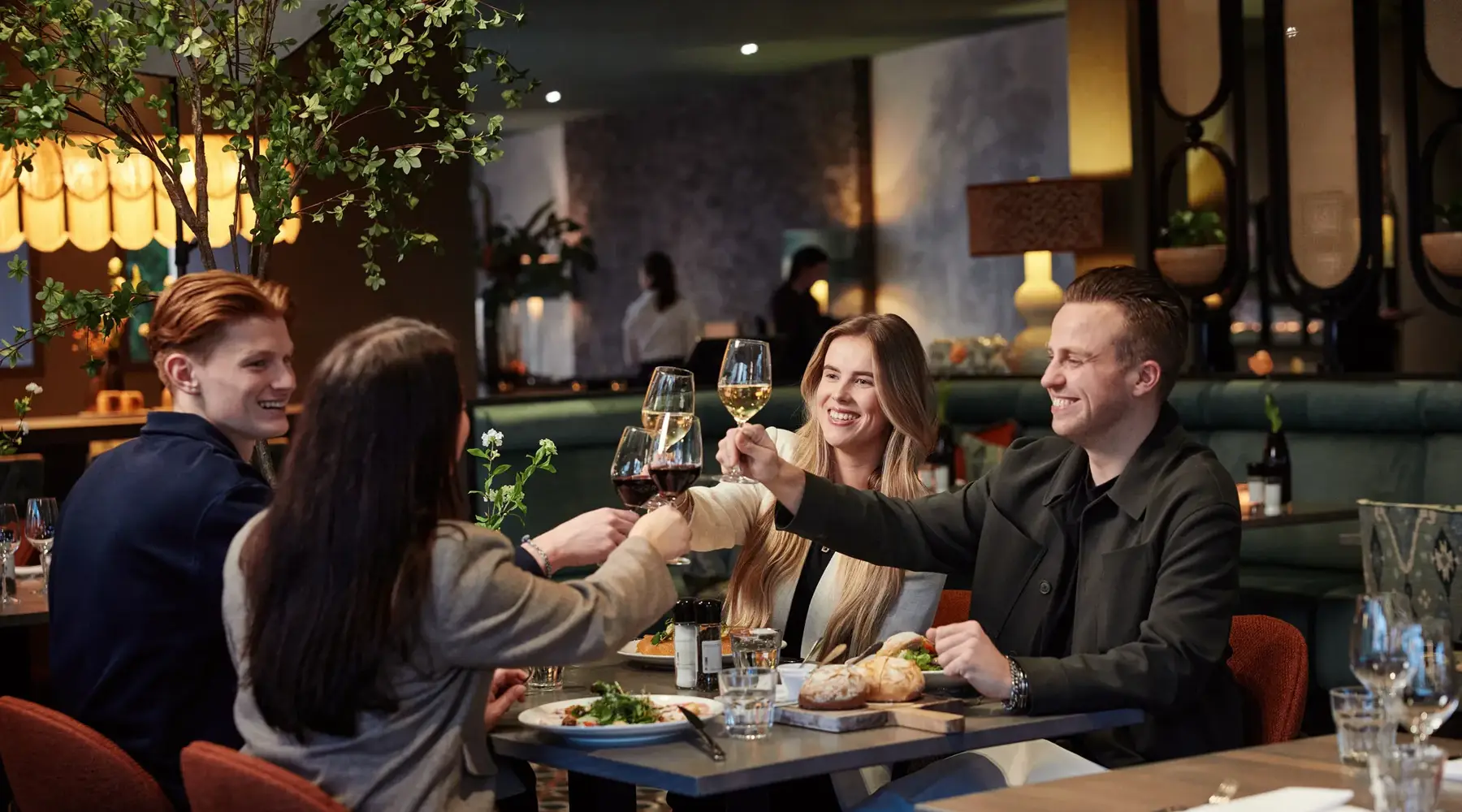 4 Personen, die am Essen sind 