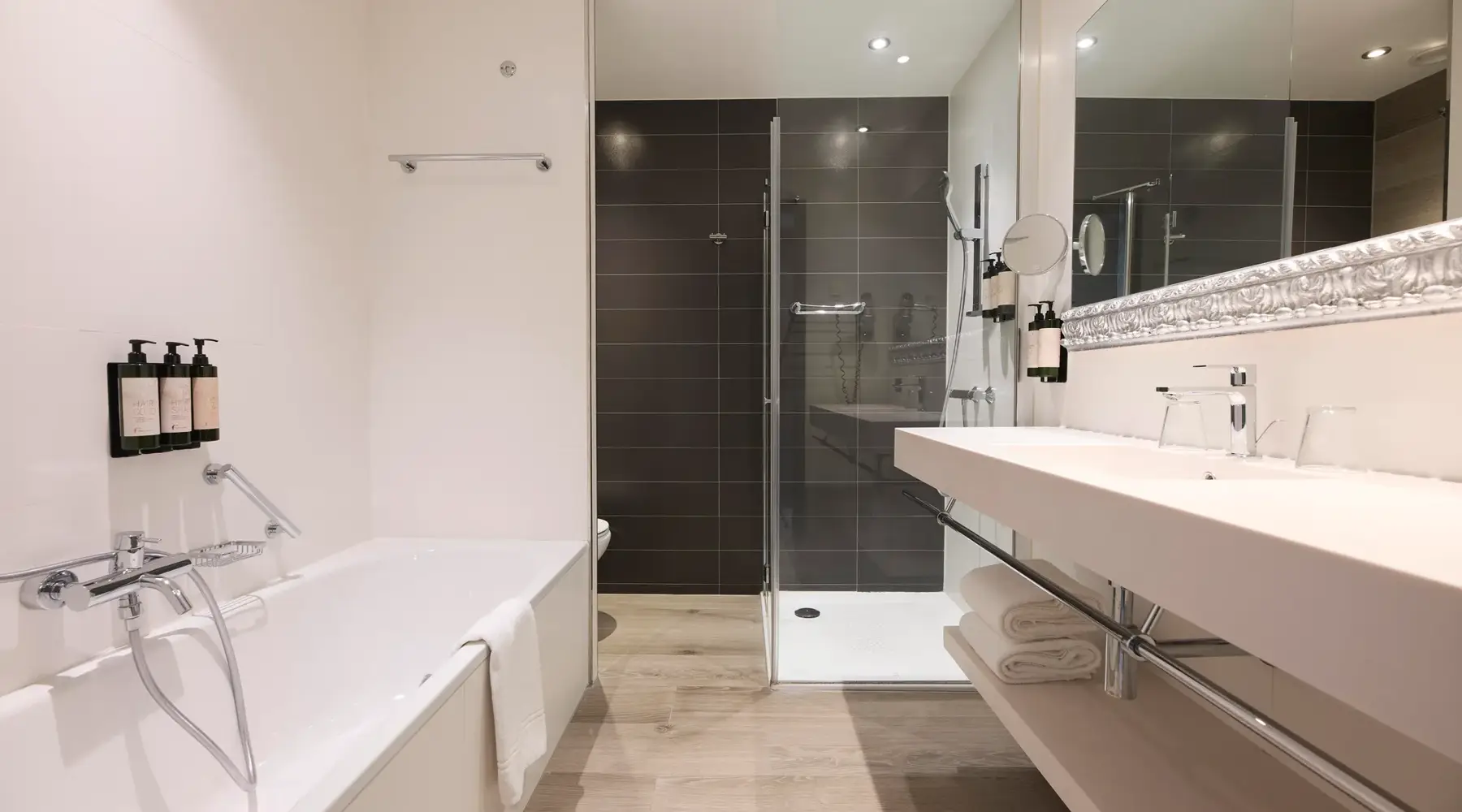 Salle de bain moderne et équipée de la chambre Classic King vue jardin, offrant confort et praticité lors de votre séjour à Liège.